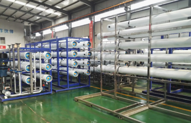 工業<a href=http://www.ztlnw.cn/fstcjssb/ target=_blank class=infotextkey>反滲透凈水設備</a>展示